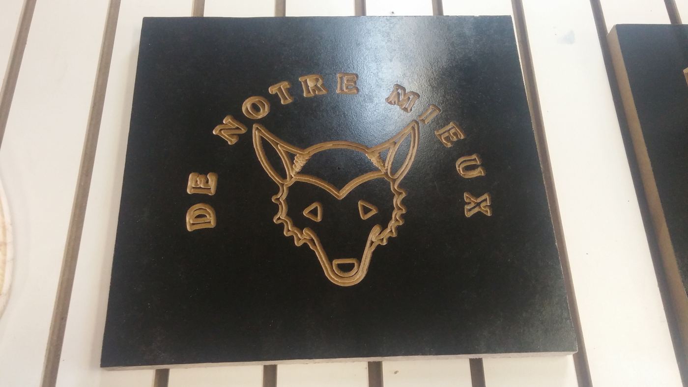 Plaque gravée — tête de loup
